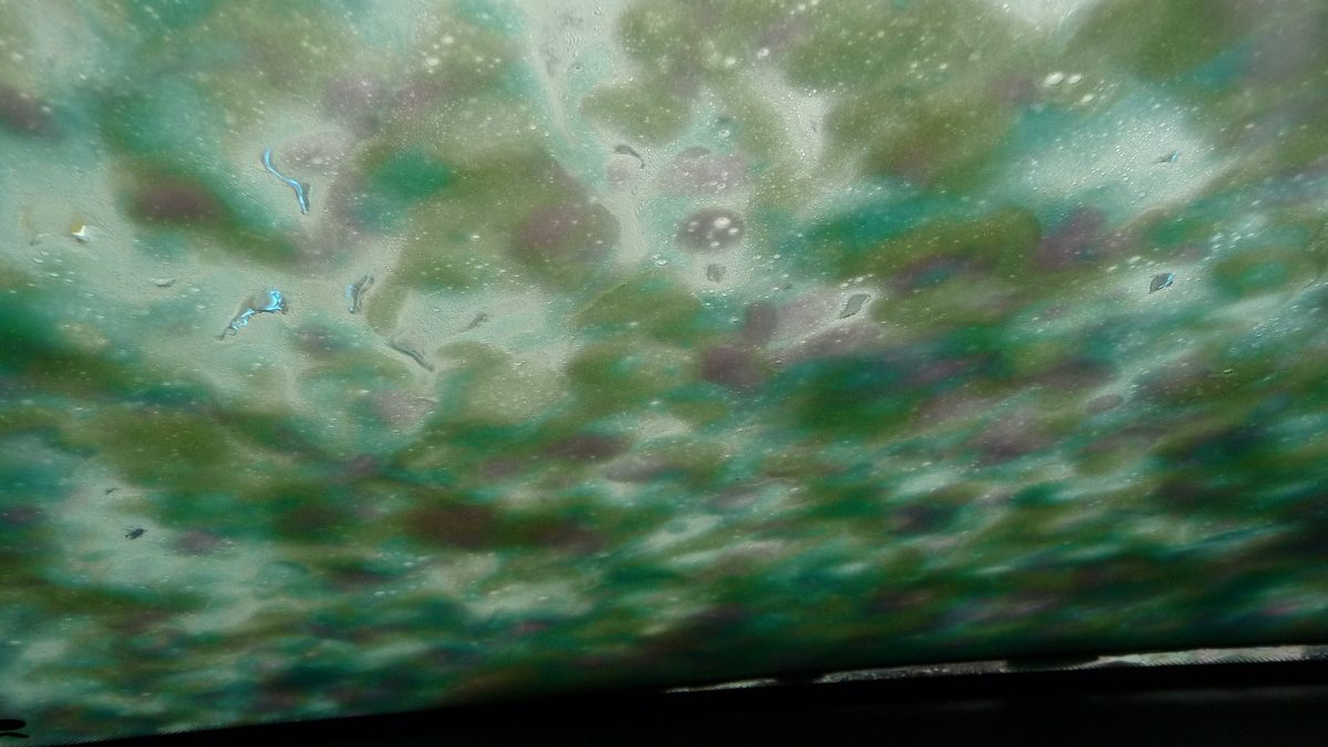 Harjaton autopesu ilman pyöriviä harjoja, esipesuvaahto lähikuvassa